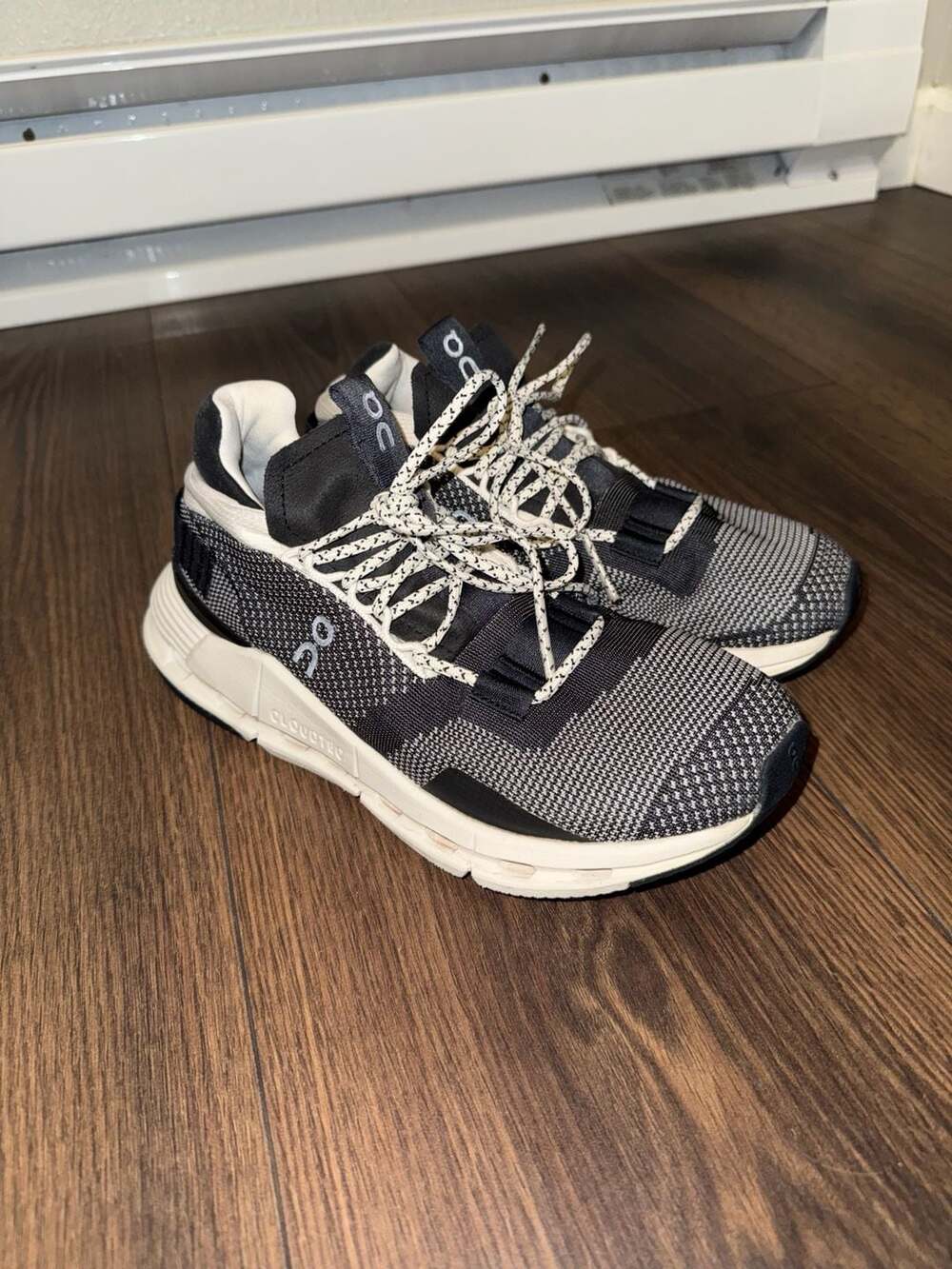 On Running Cloudnova Size 5.5 Black White